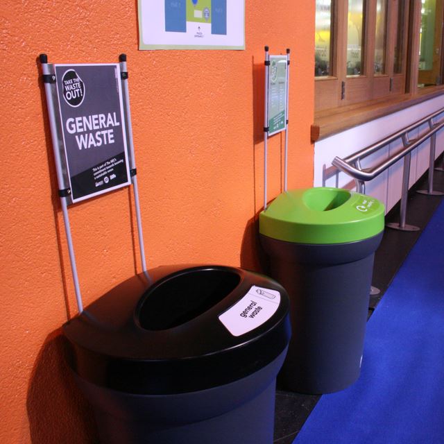 Hygienic trash can - SPACEBUDDY - leafield envirobin - polyethylene /  recycling / original design